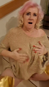 Mogen rosahårig MILF sprider sig brett på trappor