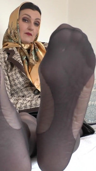 Strict Foot Sniffing with the Headscarf Stepaunt, Lady Victoria Valente