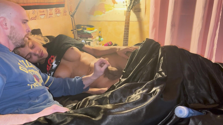 DotadaSP: 私のブラジル人のトランスジェンダーのガールフレンドは、映画の途中で硬くなり、私が彼女をオナニーし始めた後、私を激しくファックすることに決めました。