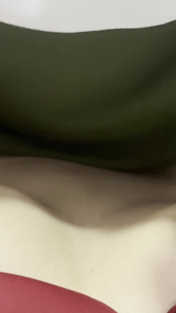Ragazza che scopa con un sex toy e giovane ragazzo