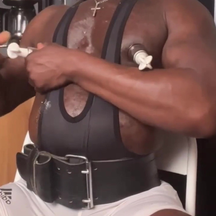 Black mature muscle Brody Richardson: Pompaggio Di Tette Torace Muscoloso E Gioca Con Mungitura Della...