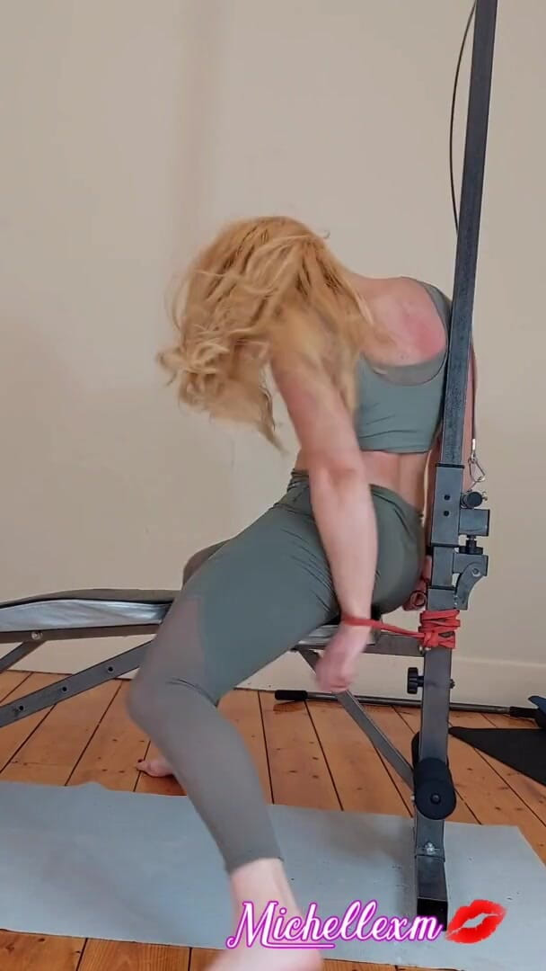 Michellexm: Бондаж в спортзале, мускулистая девушка изо всех сил пытается сбежать