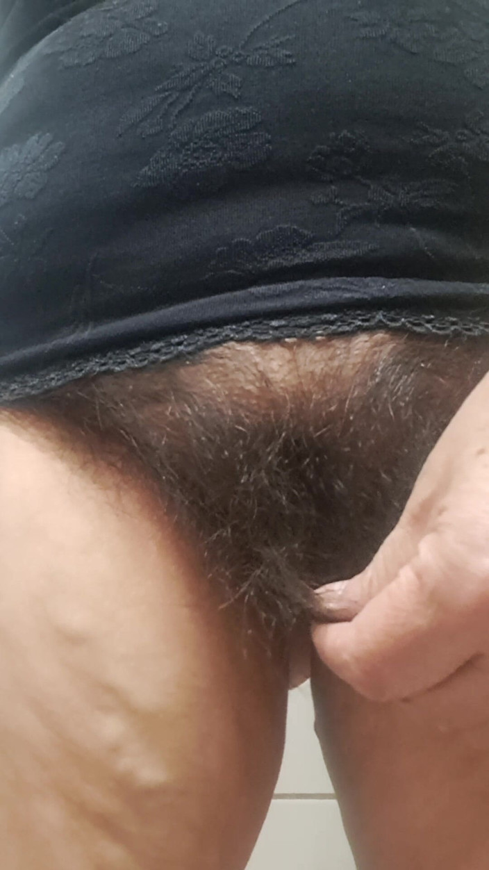 Mommy big hairy pussy: Gamba all'insù che tocca in profondità la figa pelosa calda...