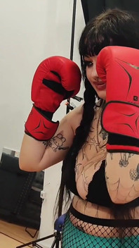 Ragazza paffuta si allena a fare le rimbalzanti tette