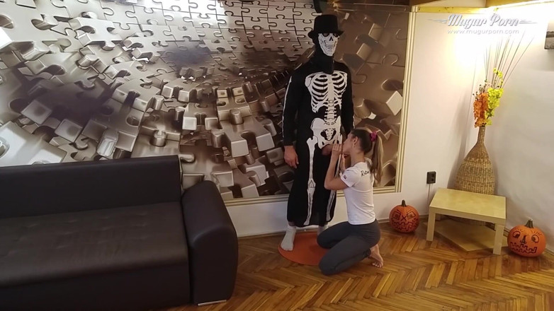 Mugur's World: Serie mugurPorn - Episodio 4: Spaventosa scopata di halloween, con Gina Gerson