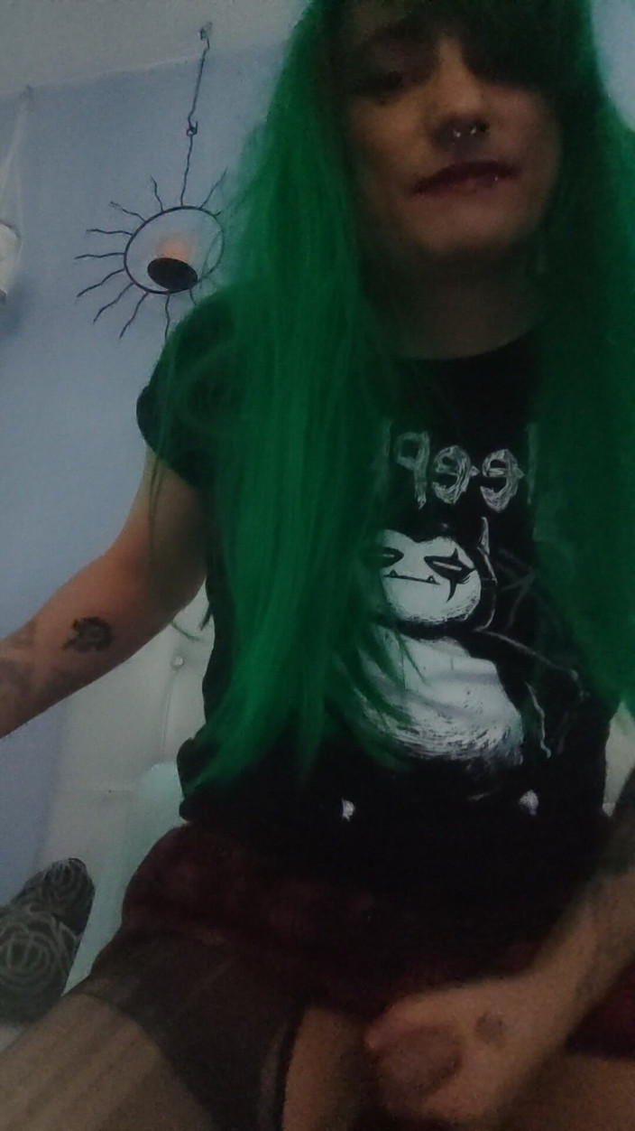 Alicia Moonkalation: Waria Punk Jerman Memberikan Merangkap Solo