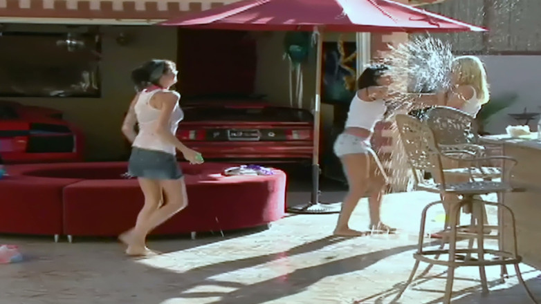 Lesbian Love Movies: Garajda mor dildo üçlü seks - dövmeli esmer ve iki kız arkadaş...