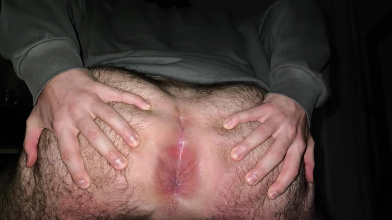 Cummyboy90: Stiefvaters haariger arsch wartet auf dich