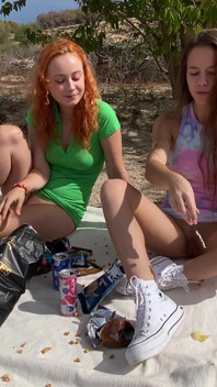 Picnic de gunoi pe Câmp. Două fete fără chiloți care se distrează