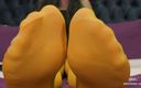 Mistress Legs: Mestra provoca com pés em meia-calça amarela