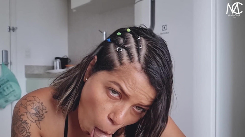 MarieChell: Sexy služka uklízí a má anál