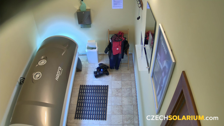 Czech Solarium: चेक सोलारियम युवा महिला धूप में तपते हुए हस्तमैथुन करती है