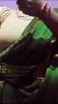 India nuevo sexy bhabhi digitación su limpio afeitado coño