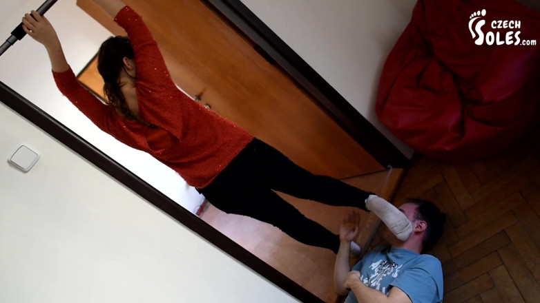 Czech Soles - foot fetish content: Une fille s'entraîne, pieds et chaussettes sentant