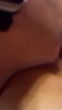 그녀의 보지를 핥고 핑거링하는 핫한 십대
