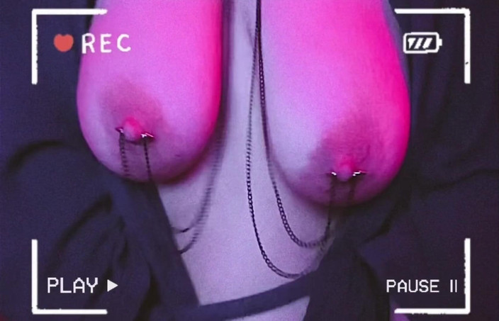 Mrs_KittyCat: Sexy MILF Juega Con Piercing En Las Tetas