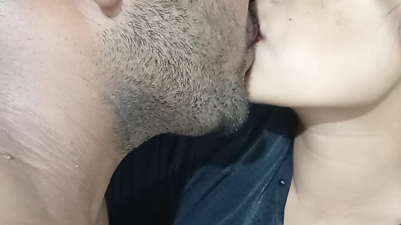 Dearshivani: Beijo labial com menina muçulmana