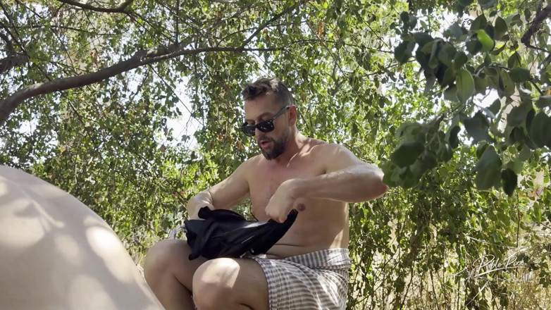 Pablo Pixx: Divoký kohout trhá úzkostného pasiva v lese