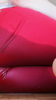 Làm ướt: Mông to và quần jean đỏ bó sát