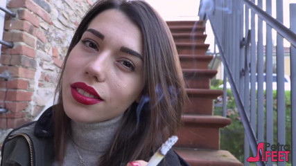 Smokin Fetish: Курит на лестнице со сладкой Petra