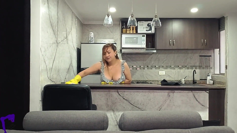 AlinaVelvet: MILF Tetona Sexy Mucama Obtiene Limpieza Cachonda, Me Masturba, Chupa...