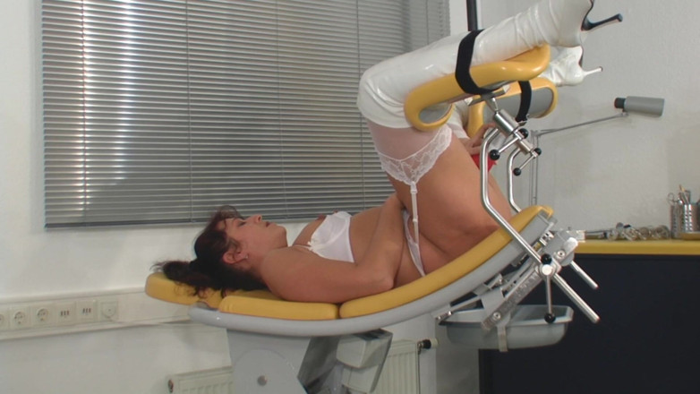 Rubber & Clinic Studio - 1ATOYS: Jinekozda selfpis orgazmı ve hamile sürtük