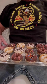 Grote pik serveert donuts met extra frosting