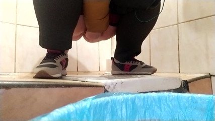 Elena: BBW-MILF pisst und wischt ihre muschi in einer toilette