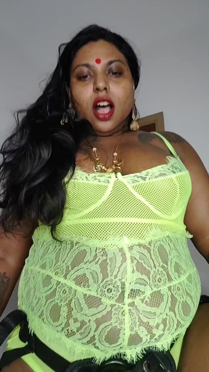Ilariafajralilura: Esposa Ilaria clava su patético marido beta