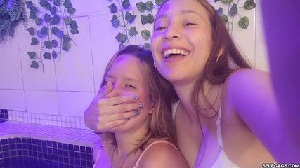 Selfgags Latina Bondage: Check-in la Kink - partea 2: Controlat de mâini în cada