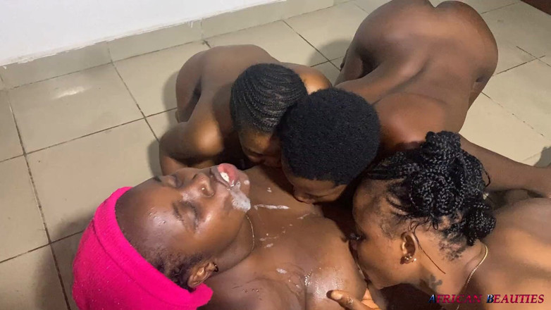 African Beauties: Spinat Bekommt Glücklich Spucke Und Pisse Von Ihren Freunden
