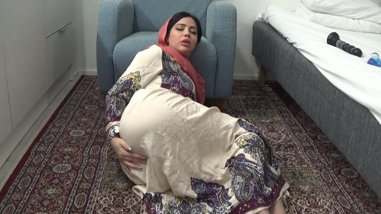Amateur Homemade Porn: Une MILF arabe sexy se masturbe avec un gros gode...
