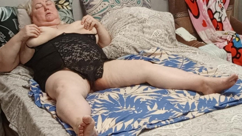 Zona901: Sąsiad pieści się i masturbuje swoją wielką cipkę