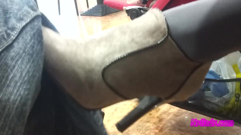 Nyllady: In de bar mijn man strelen met mijn grijze minilaarzen