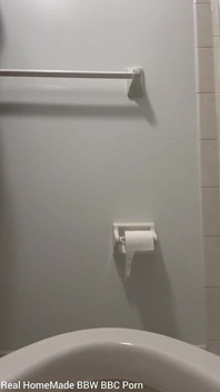 Zoufalá pro wee chcaní na záchodě POV