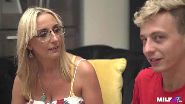 Milf AF: Een nachtje op airbnb: hete milf Keira Rose