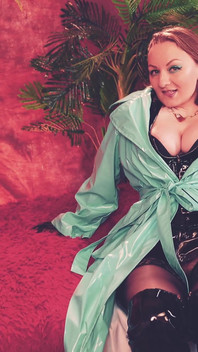 ラテックスキャットスーツ、セクシーなストッキングとフェチPVCのホット熟女! アリア・グランダー