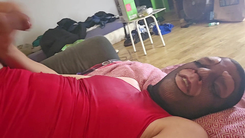 Bound_Sissy: シシーは小便をし、顔を小刻みに動かす