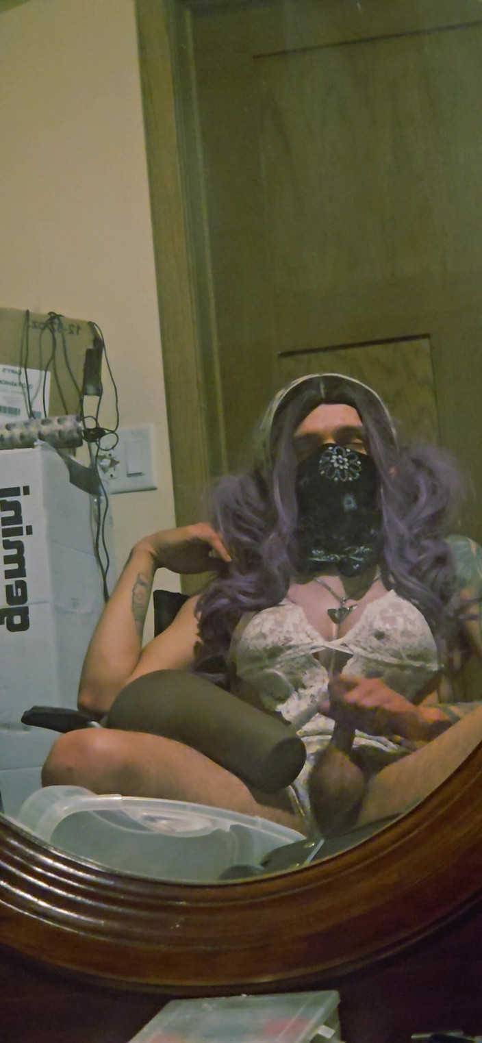 Natalie Slax: Sissy Slut de cabelos roxos em renda - Tgirl Creampie &amp;gozada