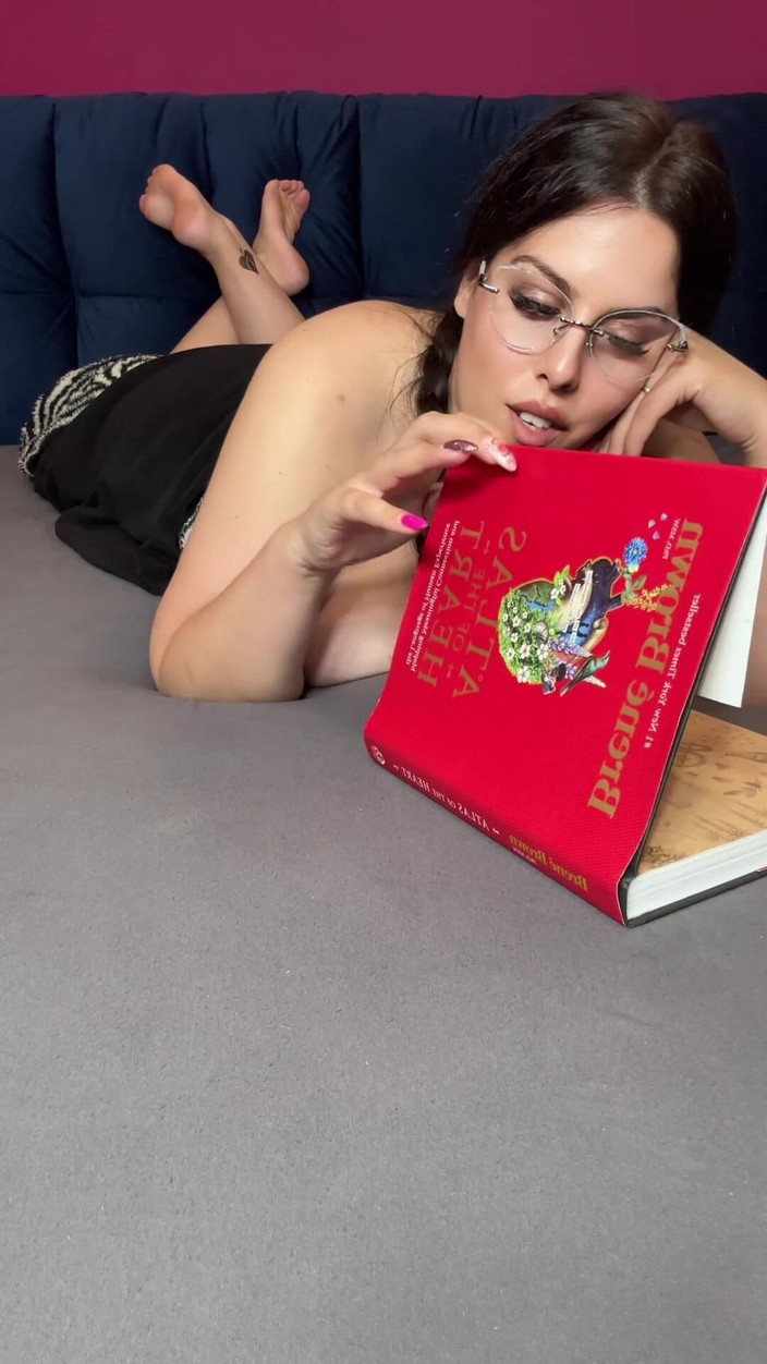 Young_strawberry: Madrastra estaba leyendo un libro pero su juguete viene a...