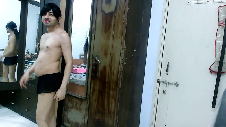 Cute & Nude Crossdresser: Heet mietje travestiet femboy lieve lolly in een moederschapsbeha en...