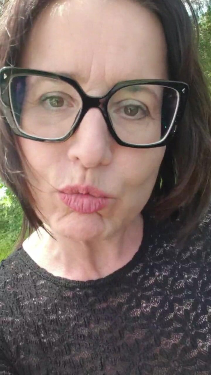 JulieEroticDress: Gölde şırıngalarla sınırsız çıplak koşuşturma