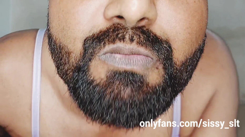 Sissy Slut Simran: Winziger schwanz sissy Femboy pisst in kondom trinken Es masturbiert...