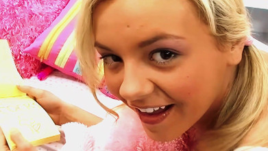 FapFlare: セクシーなブロンドのブリー・オルソンは、彼女の剃った猫をいっぱいにして精液で覆われます