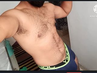 Desi Panda: Индийский спортзал тренер показывает свое волосатое тело с выпуклостью большого члена и большой задницы в видеозвонке, нижнее белье