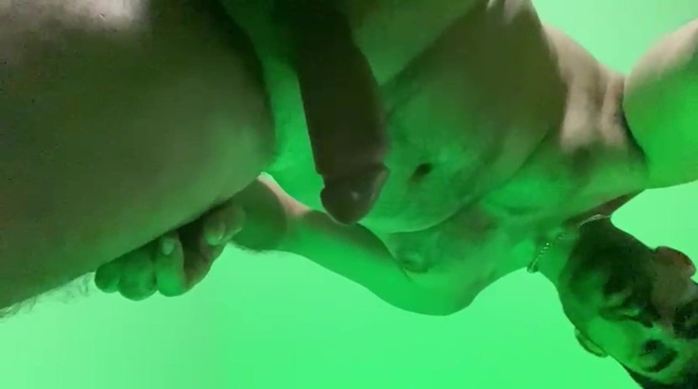 Latin mature king: Homme mature poilu, qui se masturbe chez lui et montre...