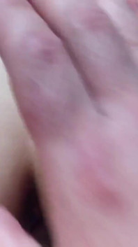 Rychlé šukání zezadu s prstem v zadku. POV