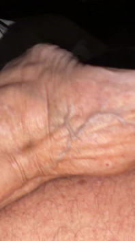 La matrigna ann lo lascia sborrare sui suoi piedi sexy