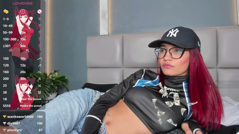 Lia Wood: Schattige latina met gekleurd haar wil gewoon in haar kamer...