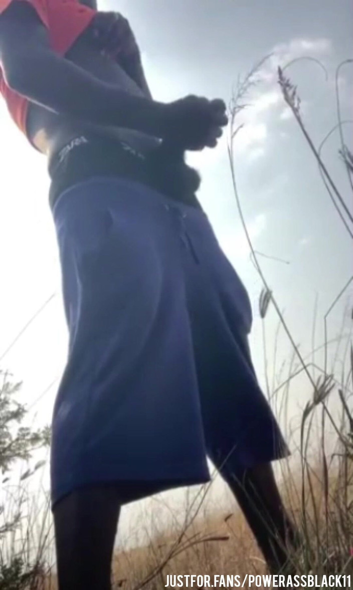 WildFreakBottom: Інтенсивно мастурбує наодинці в кущі